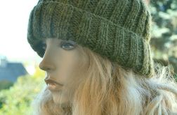 Oliwkowa czapka z kolorowym pomponem