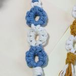 Pleciona zawieszka. Brelok do kluczy, torebki, plecaka. - Zbliżenie niebieski