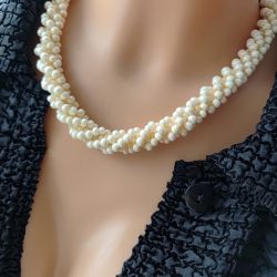 Naszyjnik typu "sznur" z drobnych pereł szklanych – Elegancki skręt