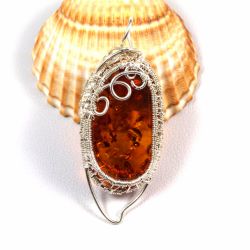 Bursztyn, Srebrny wisior z bursztynem żółty