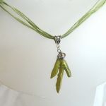 Zielony, groszkowy naturalny koral, oryginalny wisiorek - 