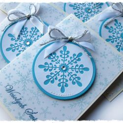 Kartka świąteczna ze śnieżynkową bombką