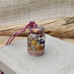 Leśna Kropla – Wisiorek z zatopionymi kwiatami