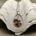 Wisiorek z żywicy z zatopionymi suszonymi kwiatami - 4