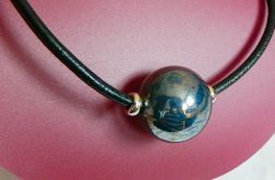 Porcelana i skóra, kula na rzemieniu, naszyjnik dla minimalistki