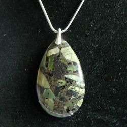 Zielony jaspis cesarski z pirytem, duża łezka, wisiorek na łańcuszku