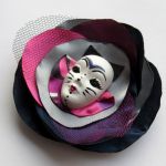 Broszka z kolekcji Masquerade - Koteczek - Ozdobny kwiat