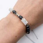 Bransoletka regulowana z naturalnym kamieniem - na ręce