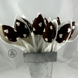 Tulipany brąz. Białe liście
