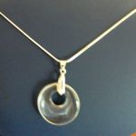 Kryształ górski, delikatny wisiorek, kółko, donut - 