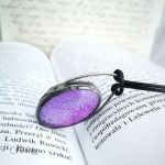 Violet glow - naszyjnik z brokatem w szkle - Naszyjnik z brokatem