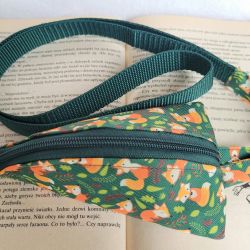 Etui na klucze: liski na zielonym