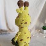 Żyrafa pluszowa, Maskotka żyrafa na prezent, Prezent dla dziecka - Żyrafka jest wykonana z włóczki pluszowej (100% poliester) z dodatkiem błyszczącej nici.