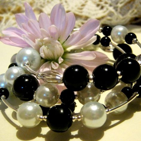 Black and white, bransoletka z perłami