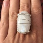 Kamień księzycowy srebrny pierścionek - pierścionek na dłoni