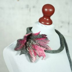 Naszyjnik z filcu Szary Kwiat
