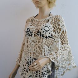 Szydełkowe poncho w kolorze ecru 