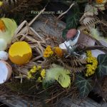 Wianek wiosenno wielkanocny naturalne żółte akcenty - widok z boku