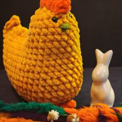 Kurka na szydełku handmade maskotka dekoracja Wielkanoc 18 cm musztardowa