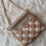 Torebka ręcznie pleciona ecru–karmel z koralikami | elegancka kopertówka handmade - Podszewka