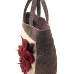 Anardeko 2014-014 Brązowo beżowa torebka z miękkiego filcu z czerwonymi kwiatami - 