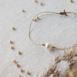 Bransoletka beżowa ze złotymi kuleczkami i perłą - perła hodowlana bransoletka