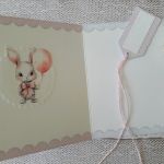Kartka na roczek dla dziewczynki ze słonikiem - Wnętrze kartki i przód etykietki