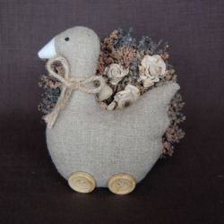 Lniana gąska na drewnianych "wrotkach"