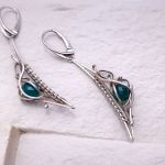 Srebrne kolczyki wire wrapping z zielonym chalcedonem– ręcznie robiona biżuteria artystyczna - Srebrne kolczyki z chalcedonem