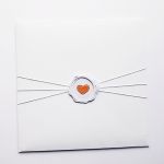 Kartka na Chrzest minimalistyczna z szatką  - Kartka na Chrzest w ozdobionej kopercie