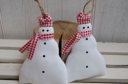 Białe bałwanki w czapach