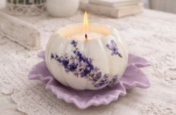Gipsowy świecznik na podstawce w stylu prowansalskim z lawendowym dekorem, ręcznie wykonany
