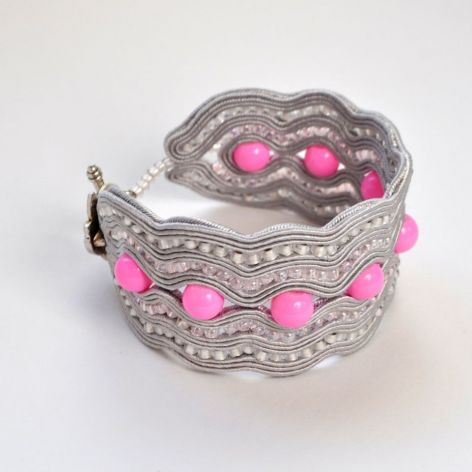 Bransoletka szara z różowymi koralikami