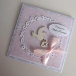 Kartka na Pamiątkę Chrztu Świętego z gołabkiem na rozetce - Kartka na Pamiątke Chrztu Swiętego z gołabkiem na rozetce