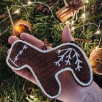 Dwa szydełkowe pierniczki - ozdoby choinkowe - 