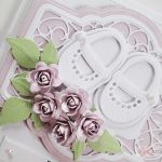 Kartka PAMIĄTKA CHRZTU z bucikami #7 /Z - Biało-różowa kartka na Chrzest z różyczkami