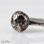 Kamyk - miedziany kolczyk - sztyft rozm. 11 (2211-04) - nieregularny pierścionek