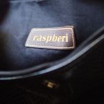 Czarna kopertówka składana z eko skóry – błyszcząca faktura wężowej łuski | RASPBERI - 