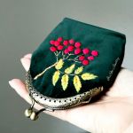 Portmonetka damska welurowa Jarzębina, haftowana ręcznie - 