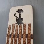 drewniana zakładka z kotem na płocie - wlazł kotek na płotek