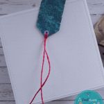 Kartka z okazji przejścia na emeryturę z kobietą w wałkach, personalizacja - Tył kartki i tył etykietki