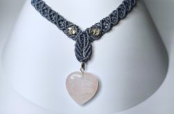 Naszyjnik z zawieszką z kwarcu różowego w kształcie serca.