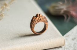 Drewniany pierścionek z motywem gór