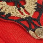 SwS TOREBKI Torebka boho czerwona, kuferek - Zbliżenie dekoracyjnej wstawki