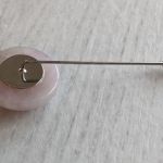 Pin/zapinka do marynarki z kwarcem - Z tyłu