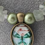 Naszyjnik składający się dwóch sznurów z kamieniem w odcieniu jasnej zieleni i szklanymi koralikami oraz szklanym wisiorkiem - Wisiorek