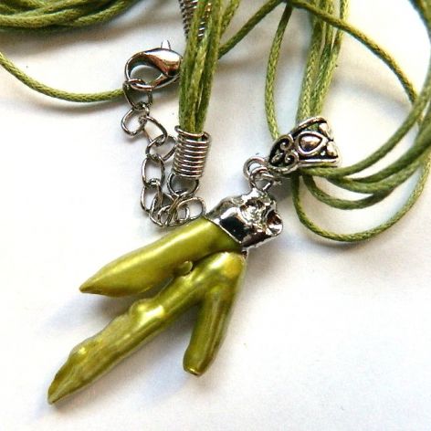 Zielony, groszkowy naturalny koral, oryginalny wisiorek