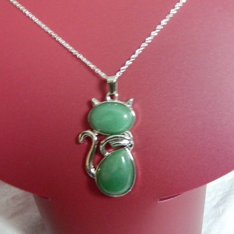 Awenturyn zielony, wisiorek z kotkiem i kolczyk, zestaw biżuterii