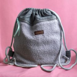 Szary pleciony plecak z przednią kieszenią baranek