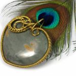 Jaspis, mosiężny wisior z jaspisem serce. - amulet w kształcie serca z jaspisem